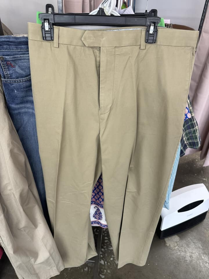 42-32 Izod Mens Khakis