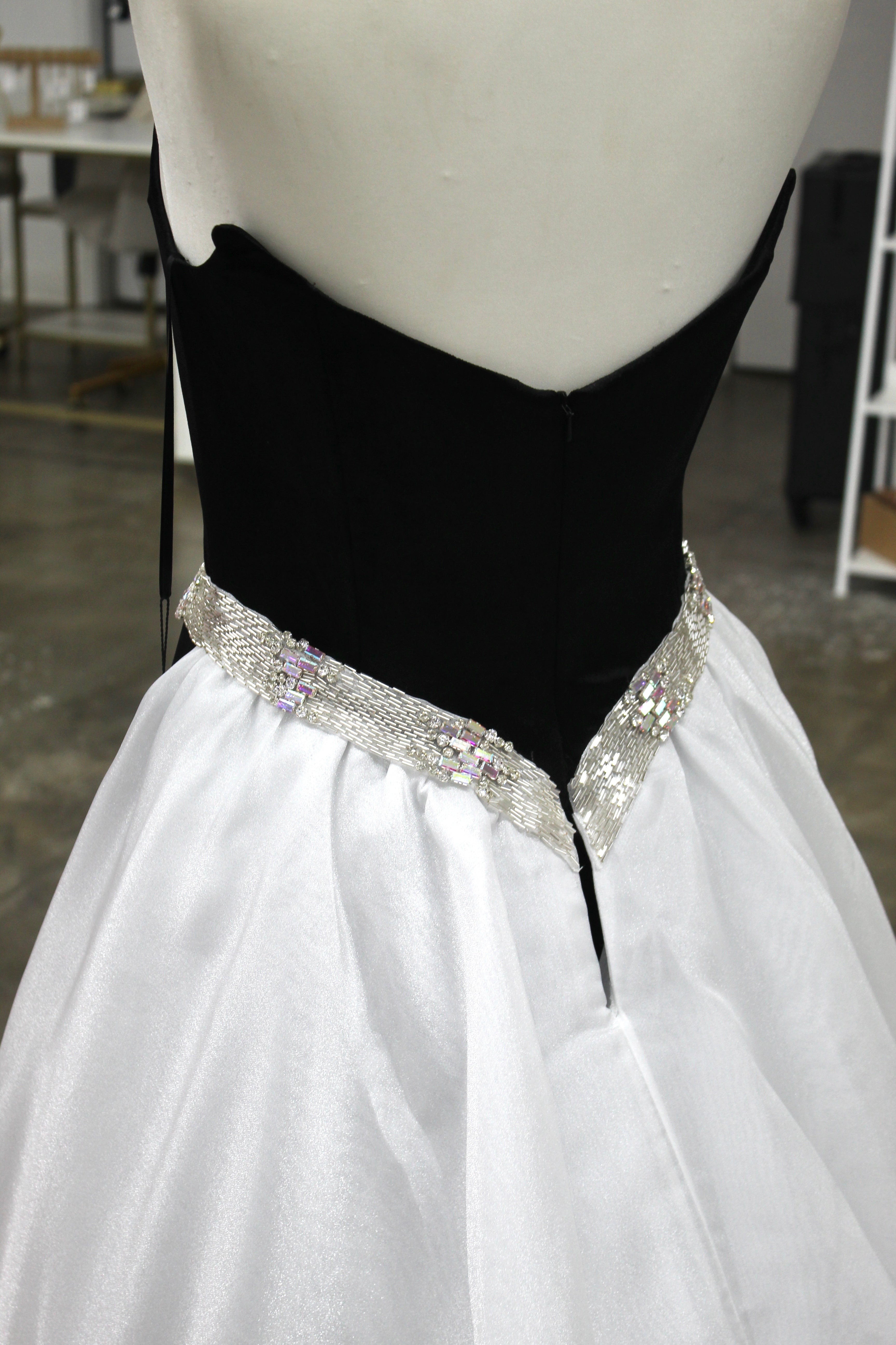 Johnathan Kayne 3132- Size 14 *Black/White*